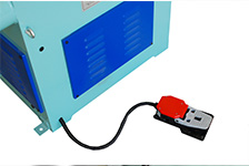 AN foot pedal equipment for an easier workpiece insert between the abrasive belts